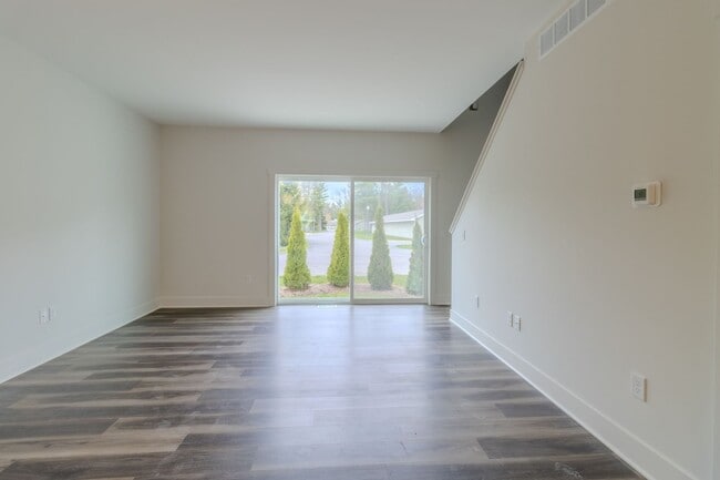 Building Photo - Premier Place and Premier Living!