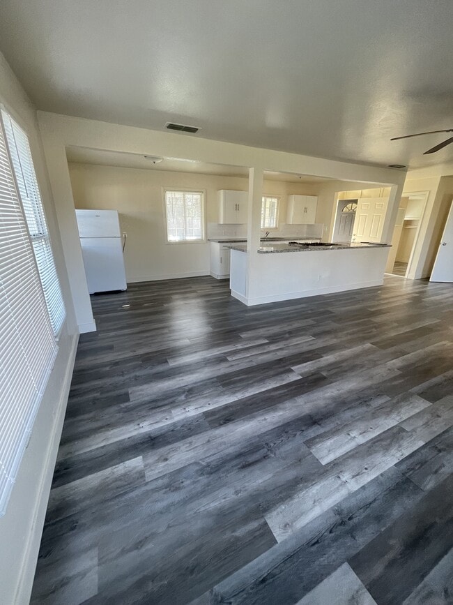 Building Photo - 1215 Whyler Rd