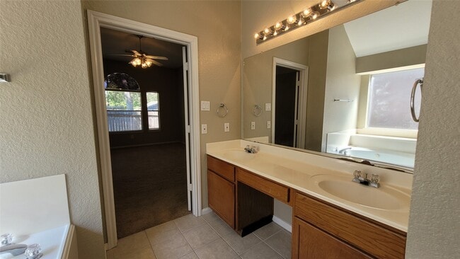 Building Photo - 3825 Evergreen Way
