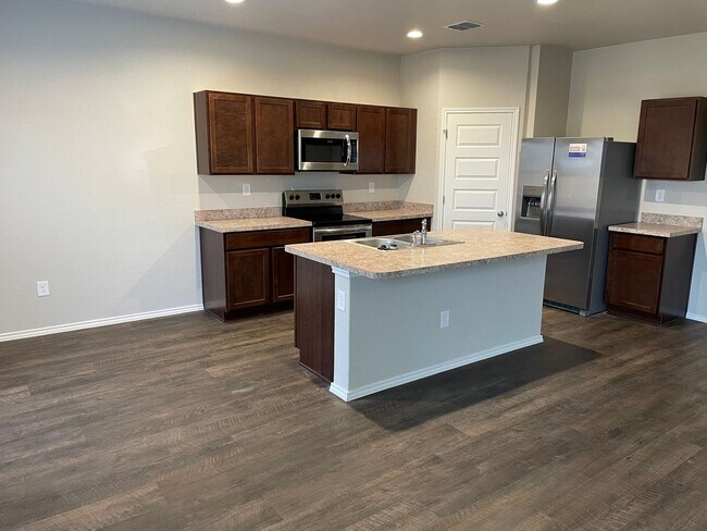 Building Photo - Get an A+ in Savings: Enjoy a $500 Move-In Credit! | 4-Bed, 2.5-Bath Home in Saint Hedwig