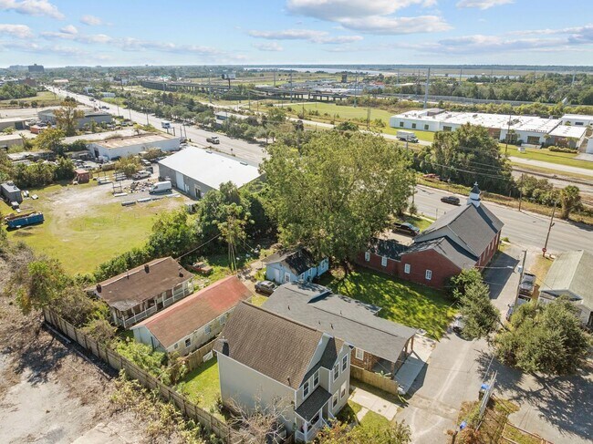 Building Photo - Charming Single-Family Home