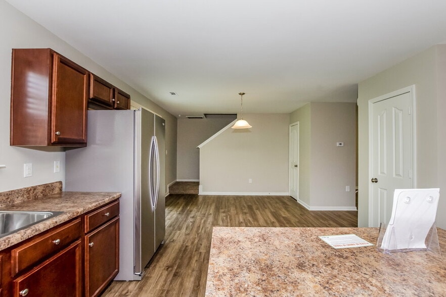 Building Photo - 1624 Eastway Dr