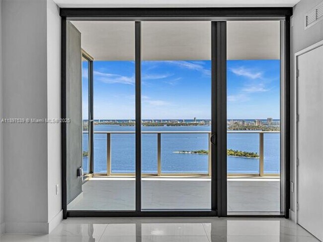 Building Photo - 700 NE 24th St