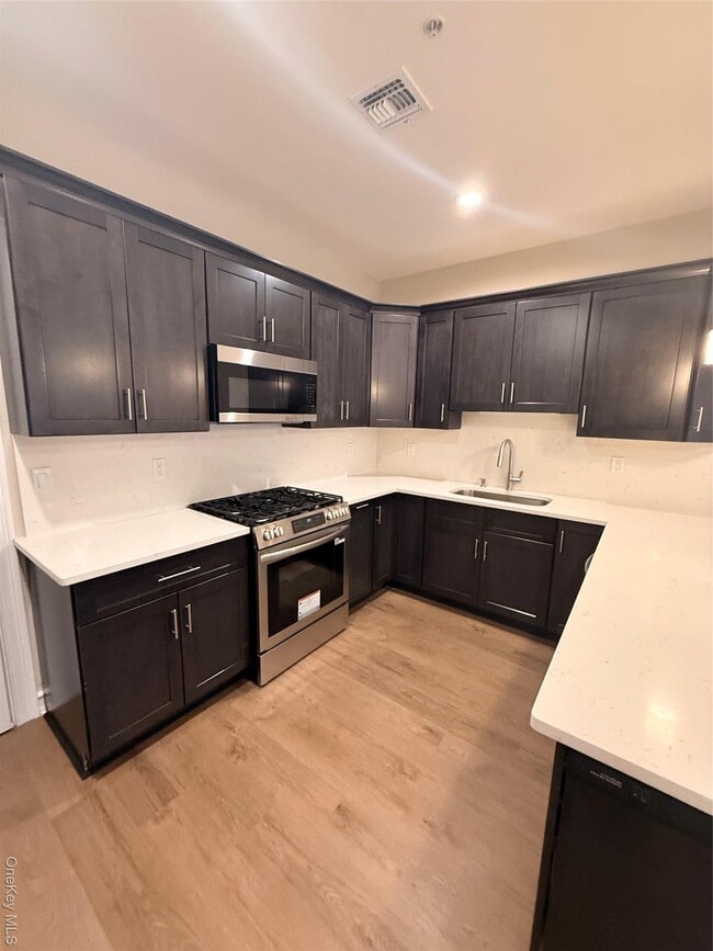 Building Photo - 122 Greenwich Ave