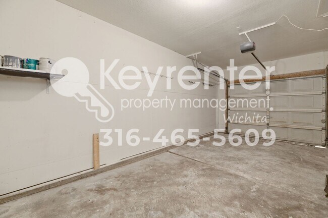 Building Photo - Well maintained 3 bedroom, 3 bath home close to everything you need!