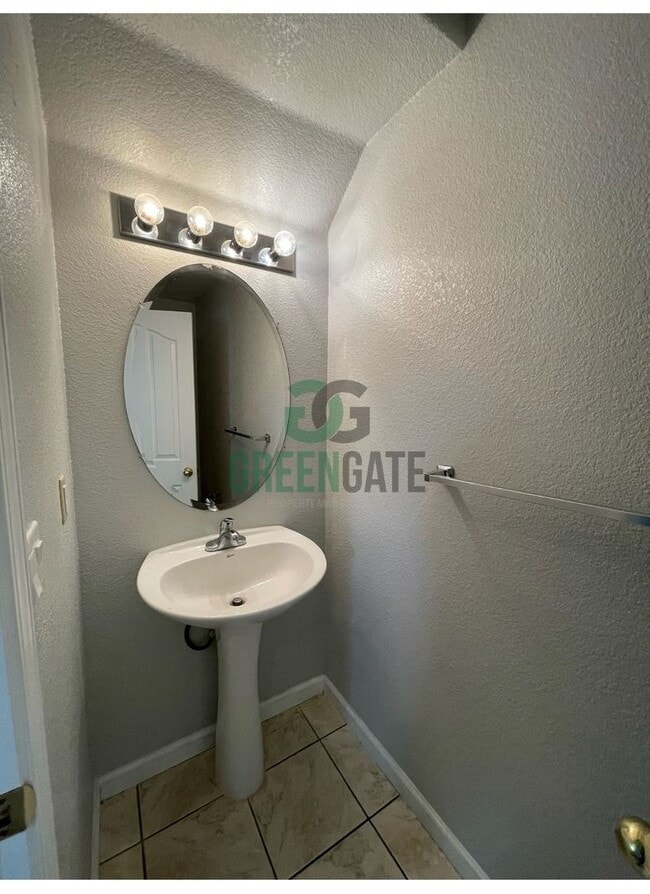 Building Photo - Two story 4 bedroom, 2.5 bath home in Stoc...