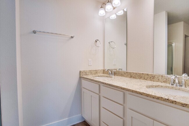 Building Photo - Spacious North Pensacola Townhome Featuring Modern Finishes, Granite Kitchen, Private Garage, Com...