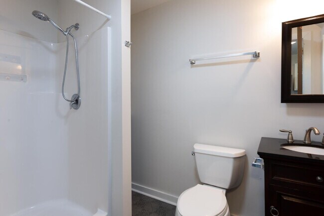 Building Photo - Mid Town Location with a Water View