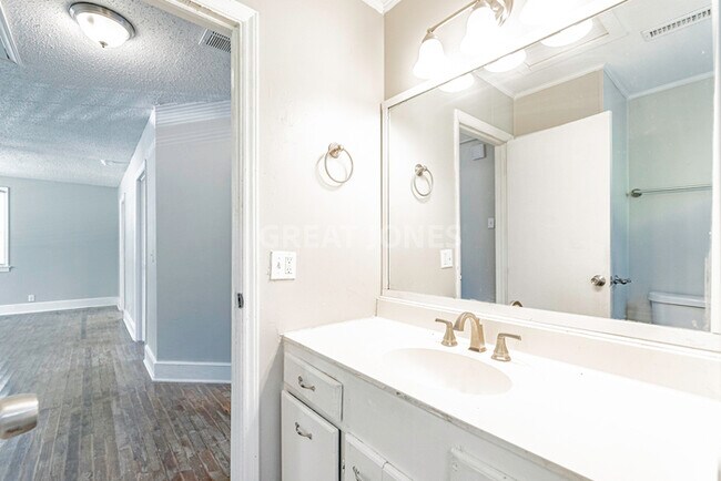 Building Photo - NOW OFFERING FIRST FULL MONTH FREE!