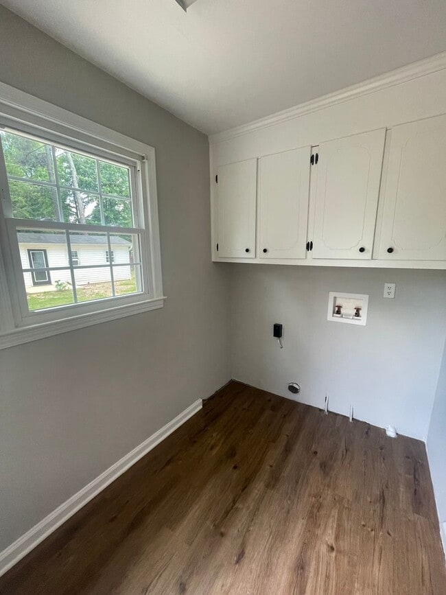 Building Photo - 3 Bedroom 1 Bath Ranch  Close to 385 Green...
