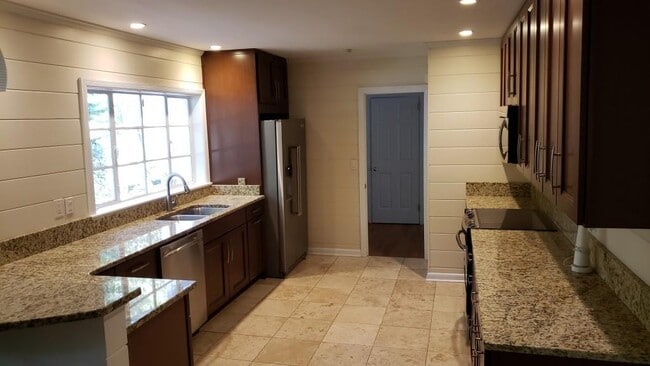 Building Photo - 3857 Land O Lakes Dr NE