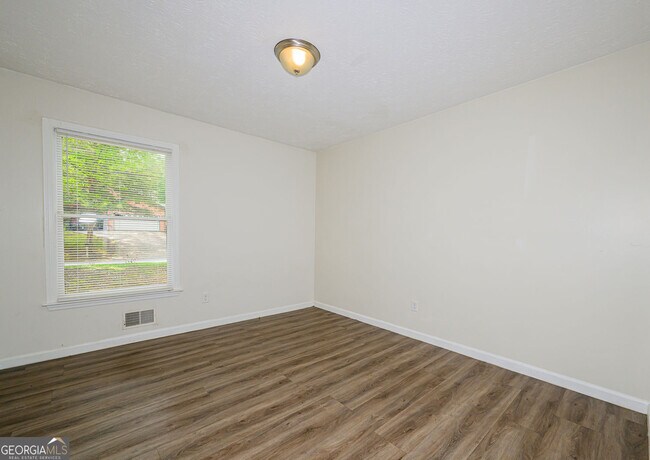 Building Photo - 2100 Whitebluff Way NE