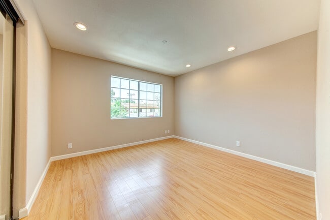 Building Photo - 604 W Wilson Ave