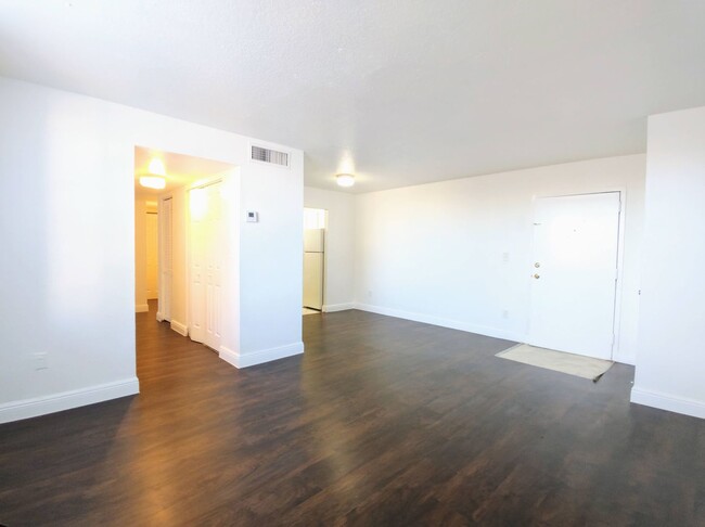 Building Photo - Gorgeous and Spacious 2/1 Unit in Hialeah