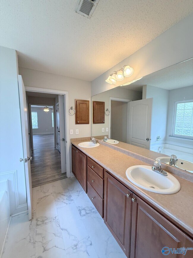 Building Photo - 211 High Green Dr