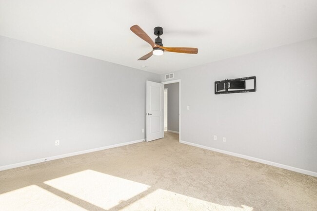 Building Photo - Bright & Spacious 3-Bedroom Home on a Corn...