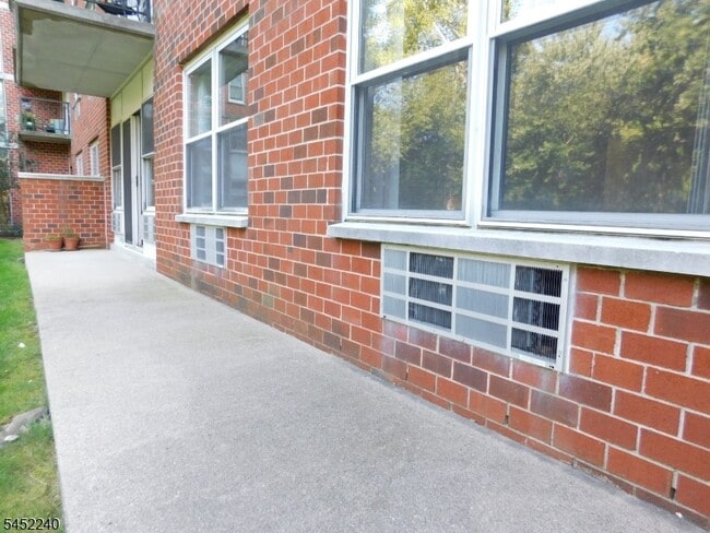 Building Photo - 300 Main St