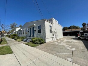 Building Photo - Charming, Studio Freshly Painted, move in ready