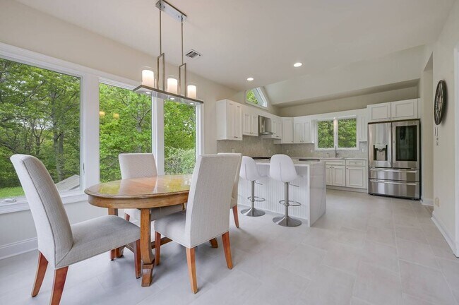 Building Photo - 6 Little Ct