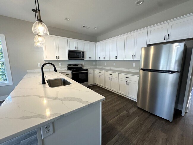 Building Photo - Downtown 4br Home FOR RENT