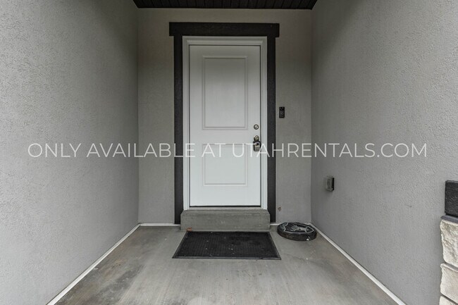 Building Photo - 4143 N Fairfield Dr