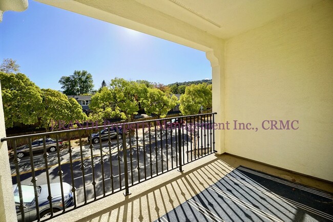 Building Photo - Stunning Modern Townhome in Southern Novato