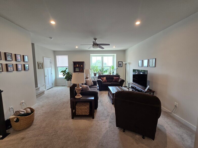 Building Photo - 1066 Rosecroft Ln