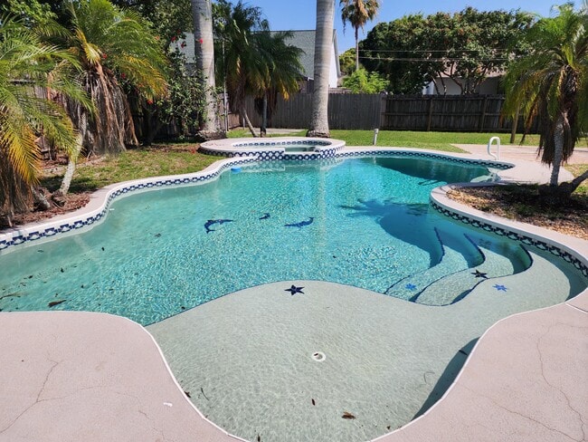 Building Photo - 2153 Royal Poinciana Blvd