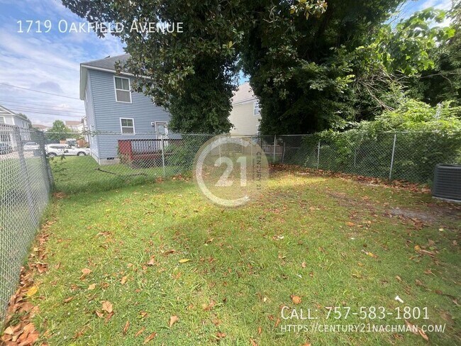 Building Photo - 1719 Oakfield Ave