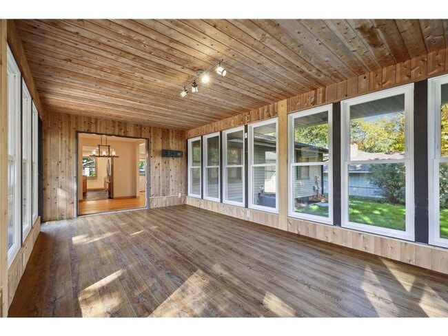 Building Photo - 6802 Cottonwood Ln N
