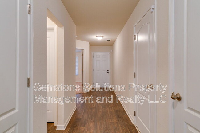 Building Photo - 2508 Queen Bee Dr