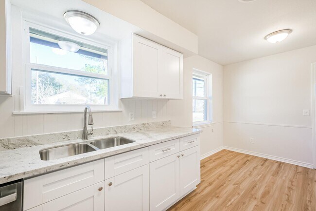 Building Photo - 802 Wright St