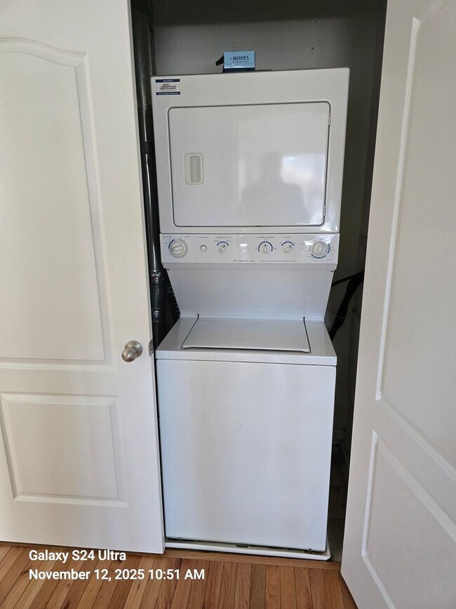 Building Photo - Luxurious Furnished Downtown Condo - 6-18 Month Lease Available!