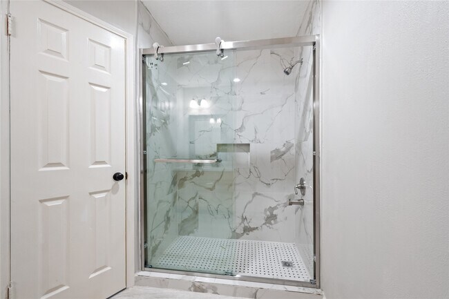 Building Photo - 15218 La Paloma Dr