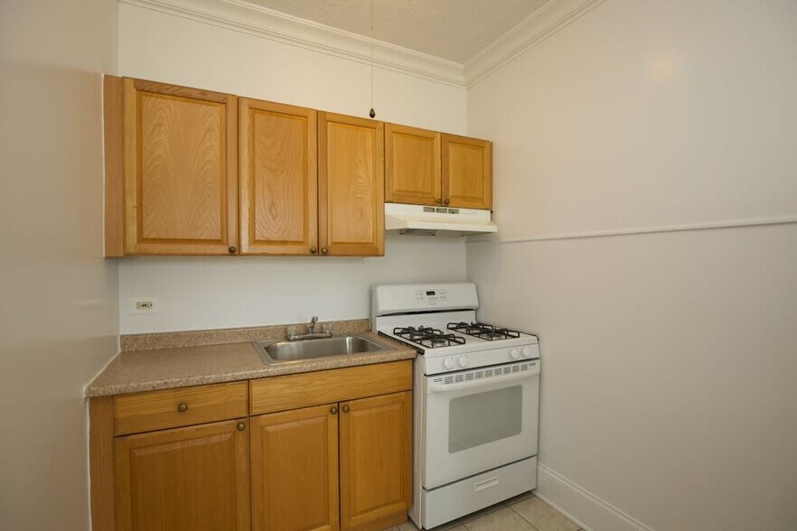 Building Photo - 2704 N Sawyer Ave