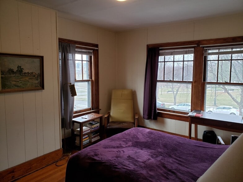 Building Photo - 613 E College St