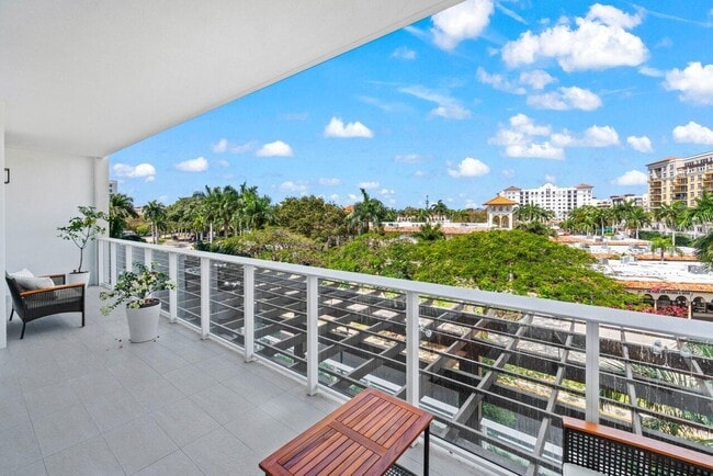 Building Photo - 220 SE Mizner Blvd