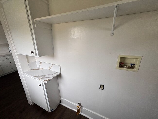 Building Photo - 520 E Cypress St