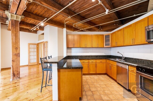 Building Photo - 913 W Van Buren St