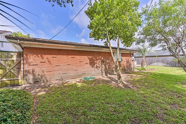 Building Photo - 2920 Heron Dr