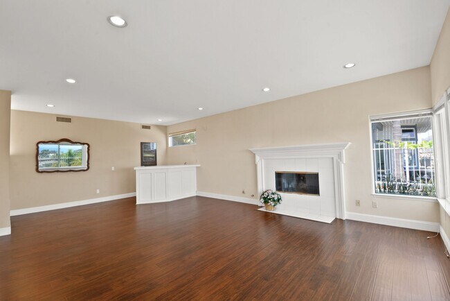 Building Photo - Stunning 3 Bed | 2.5 Bath Home with Office...