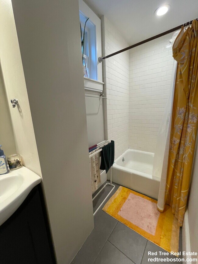 Building Photo - 7 Riverside Pl