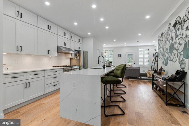 Building Photo - 1440 Oak St NW