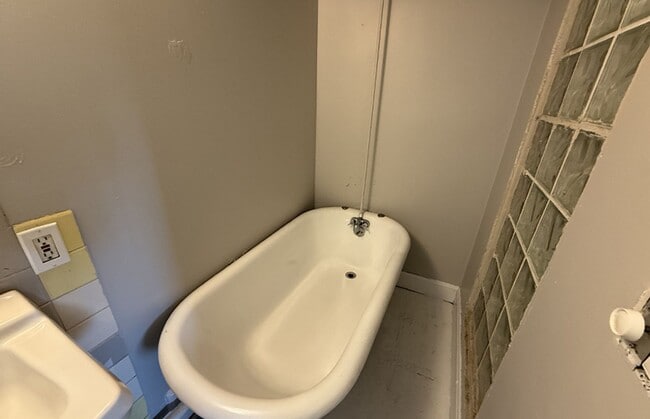 Building Photo - 3015 Clifton Ave