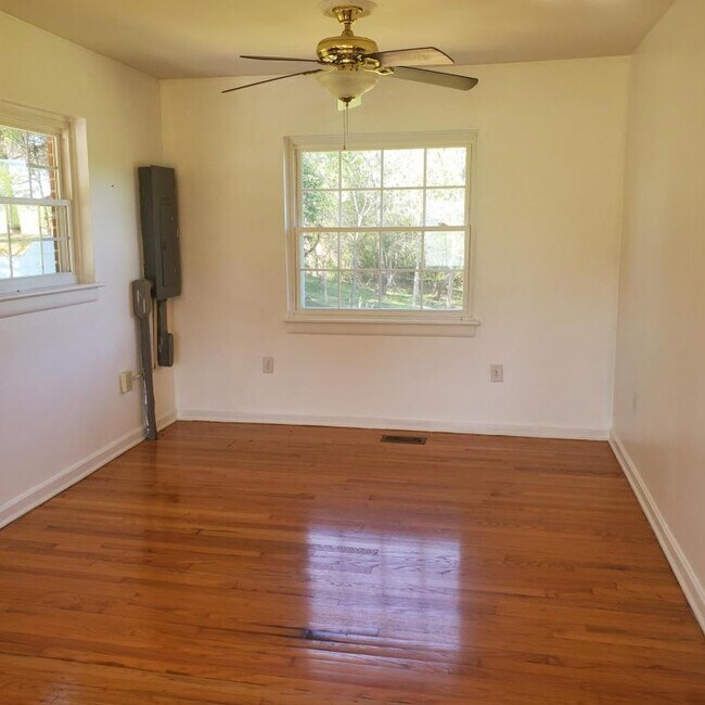 Building Photo - 766 Borden Rd