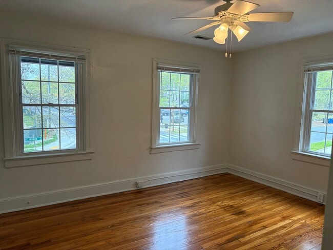 Building Photo - Spacious Townhouse Near Duke and Broad St / Fenced Yd