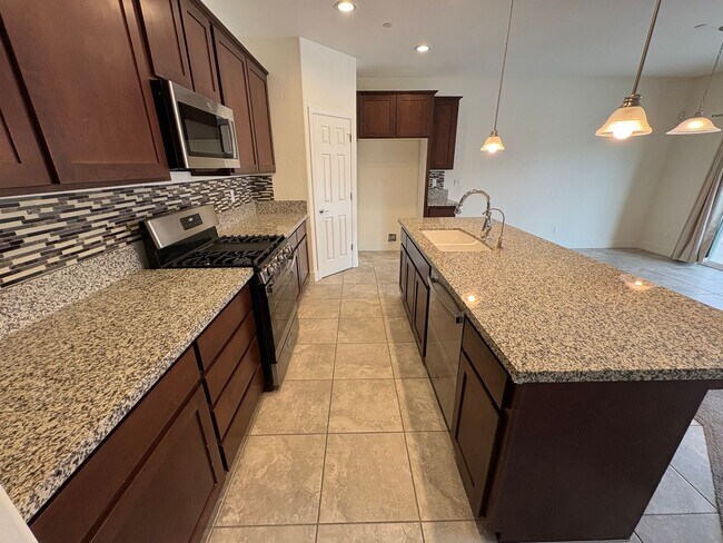 Building Photo - SE Visalia home Rent Ready!