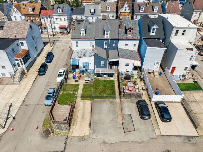 Building Photo - 631 Edmond St