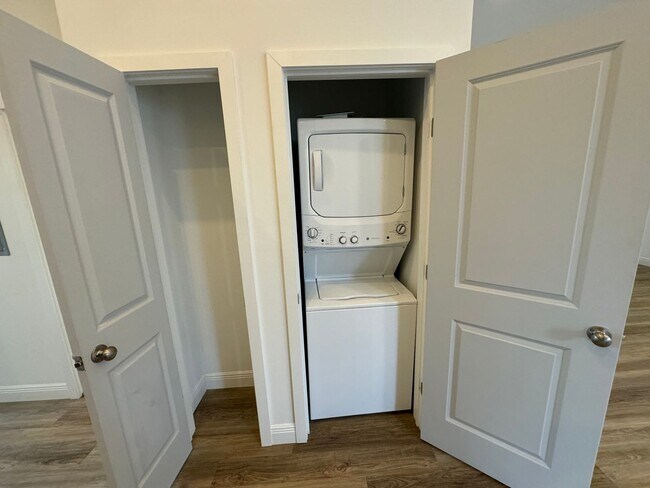 Building Photo - 322 Vine St