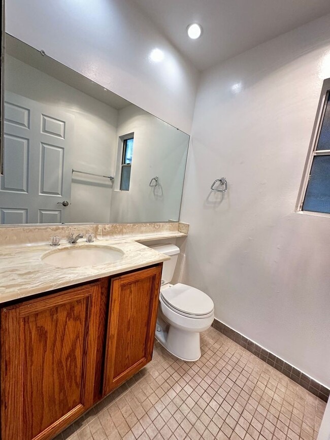 Building Photo - 5455 Sylmar Ave